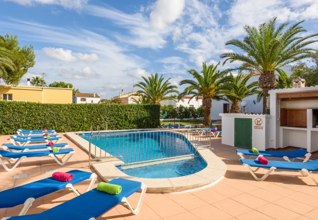 Ferienwohnung in Cala Blanca - Apartamento tipo duplex con piscina y barbacoa comunitaria.