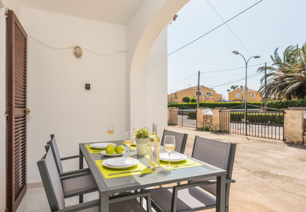 Ferienwohnung in Cala Blanca - Duplex-Wohnung mit Gemeinschaftspool und Grill.