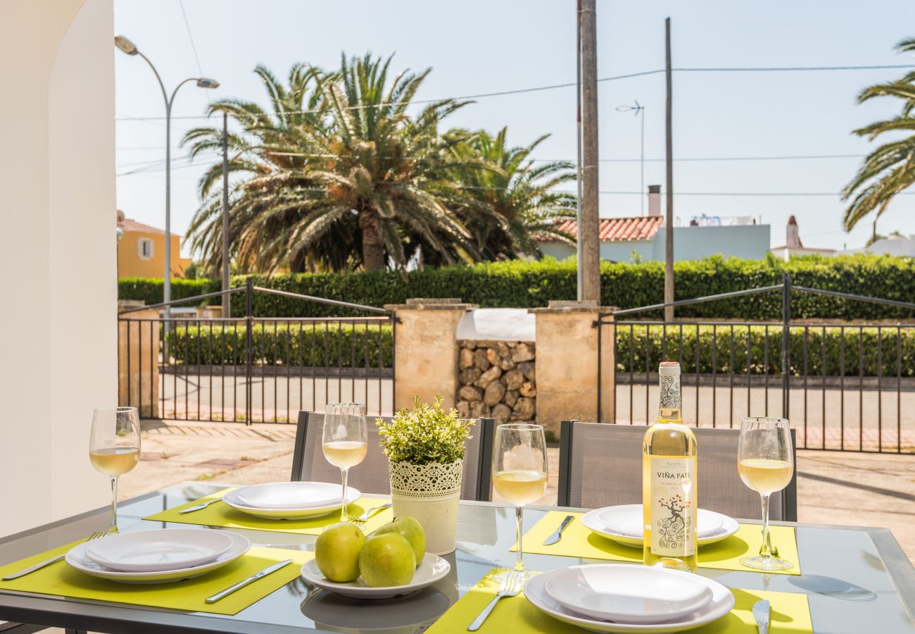 Ferienwohnung in Cala Blanca - Duplex-Wohnung mit Gemeinschaftspool und Grill.
