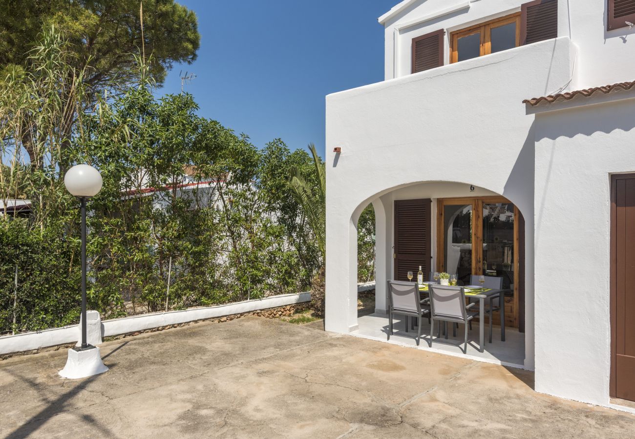Ferienwohnung in Cala Blanca - Duplex-Wohnung mit Gemeinschaftspool und Grill.