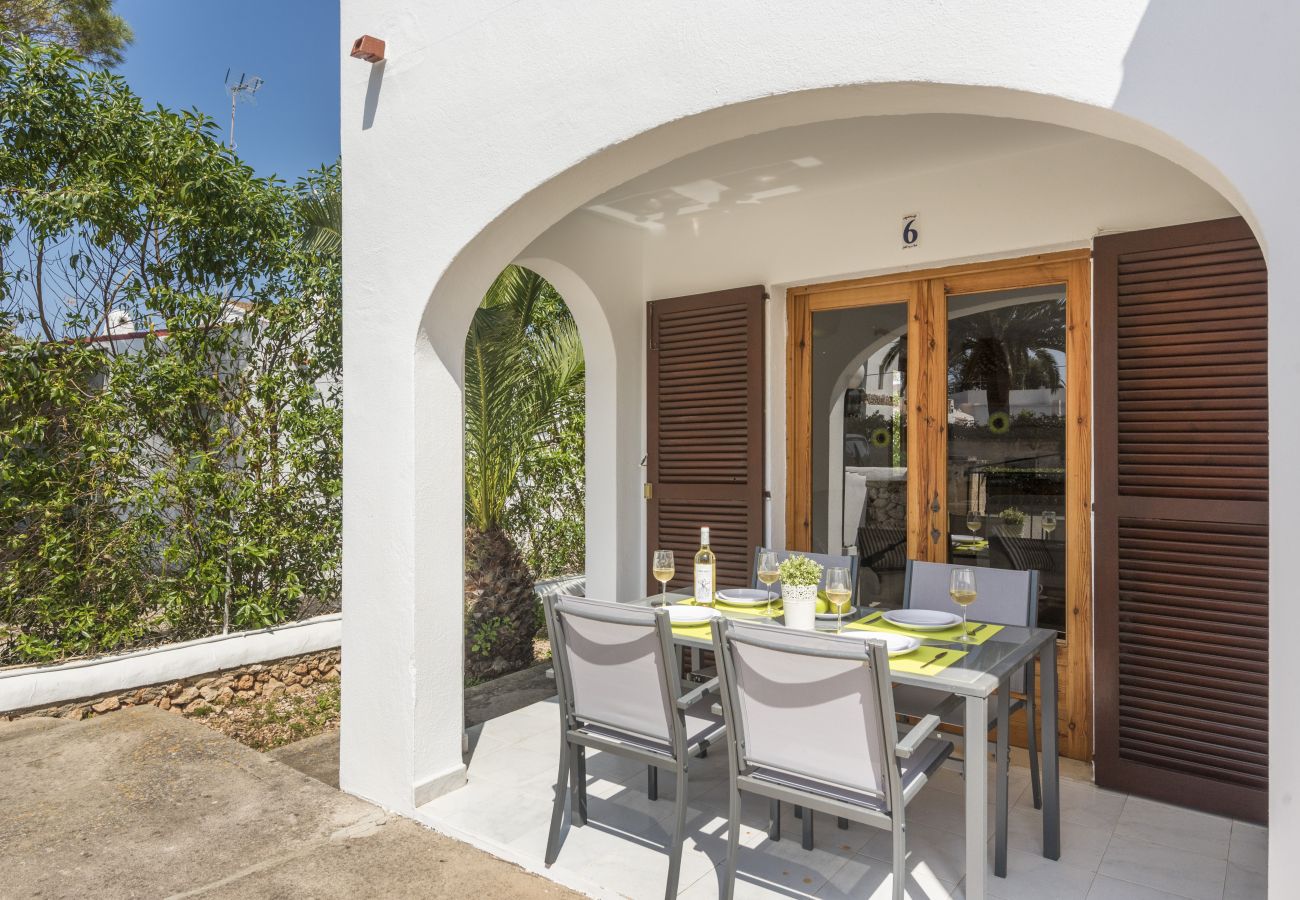 Ferienwohnung in Cala Blanca - Duplex-Wohnung mit Gemeinschaftspool und Grill.