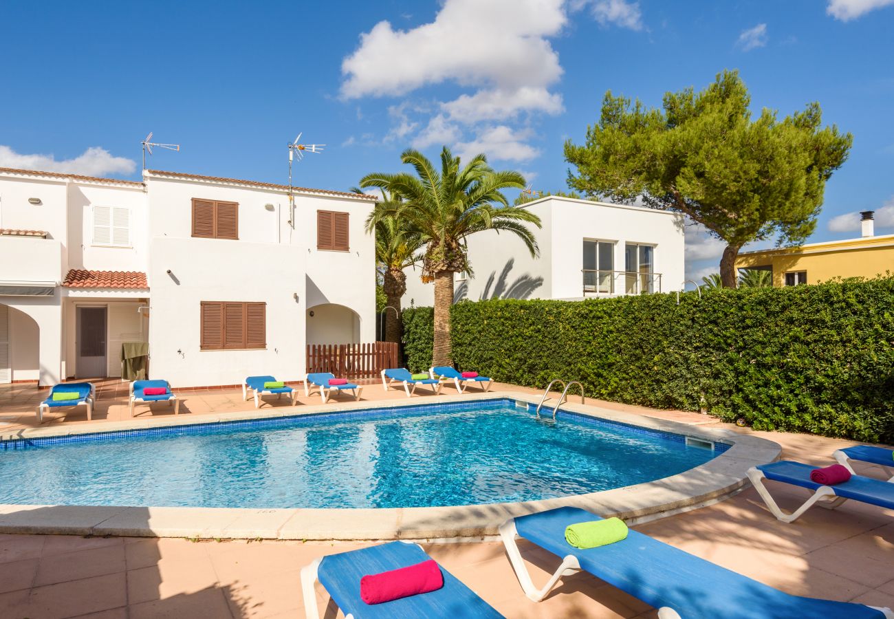 Ferienwohnung in Cala Blanca - Apartamento tipo duplex con piscina y barbacoa comunitaria.