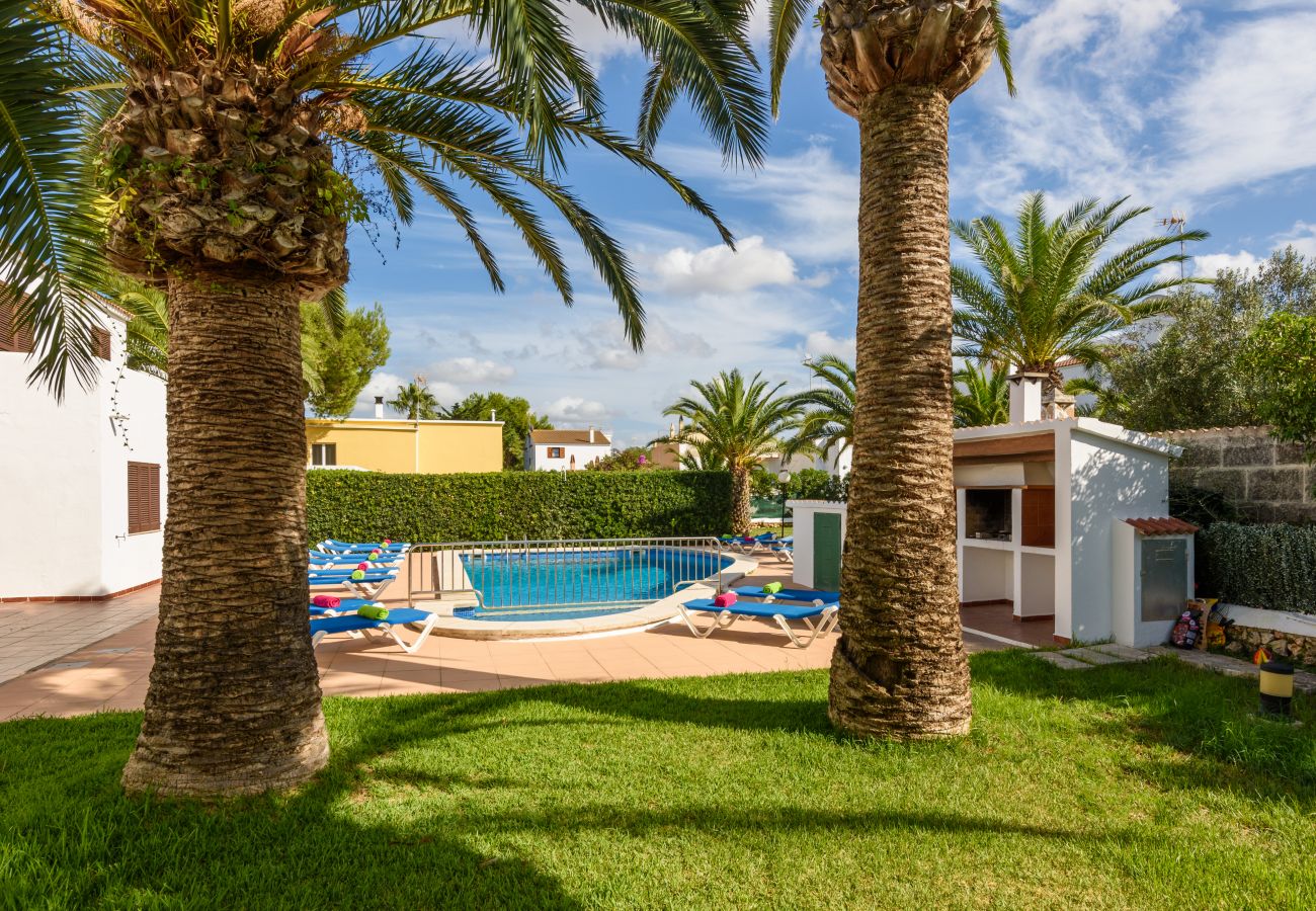 Ferienwohnung in Cala Blanca - Apartamento tipo duplex con piscina y barbacoa comunitaria.