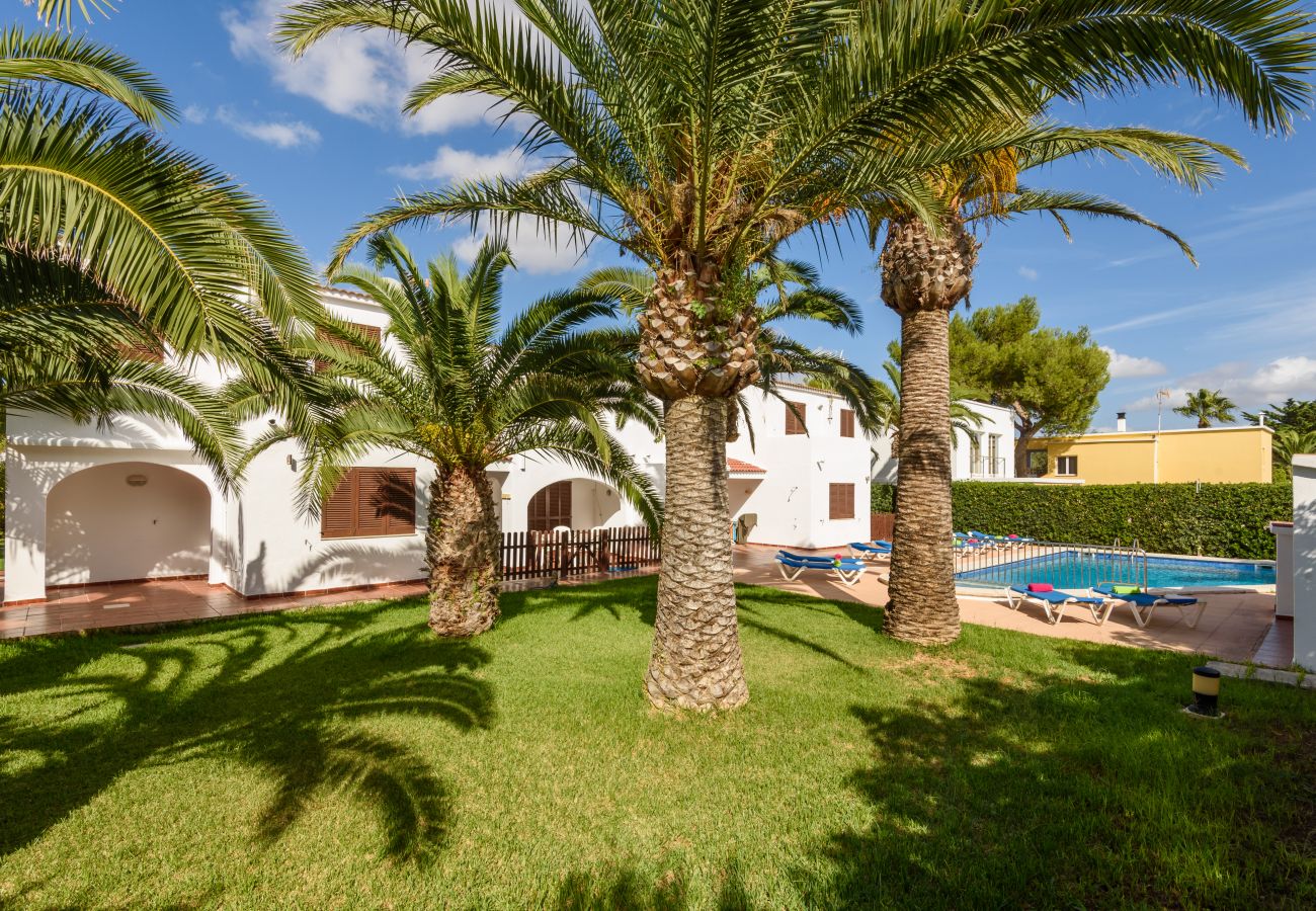 Ferienwohnung in Cala Blanca - Apartamento tipo duplex con piscina y barbacoa comunitaria.