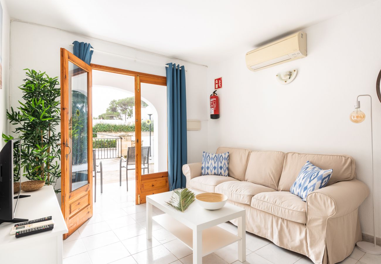 Ferienwohnung in Cala Blanca - Duplex-Wohnung mit Gemeinschaftspool und Grill.