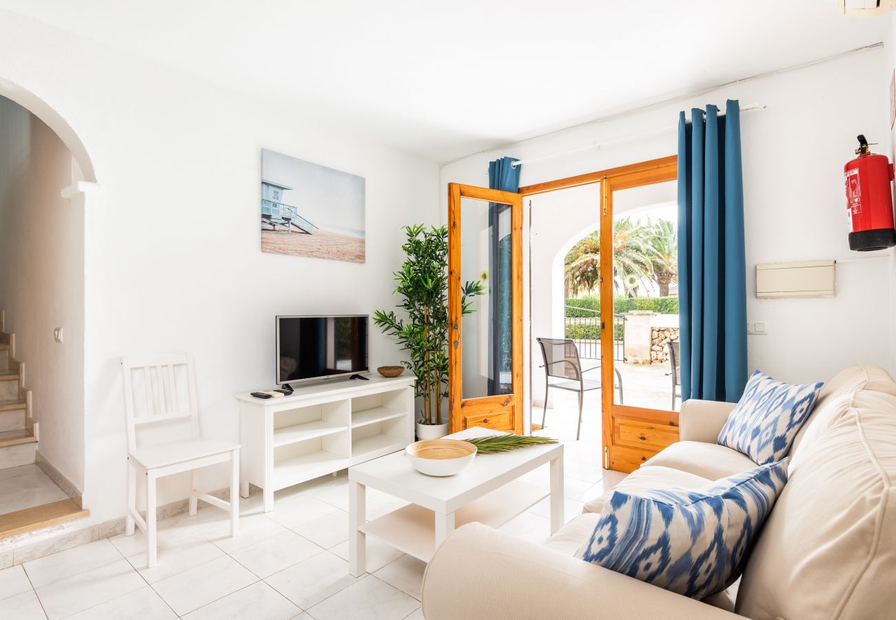 Ferienwohnung in Cala Blanca - Duplex-Wohnung mit Gemeinschaftspool und Grill.