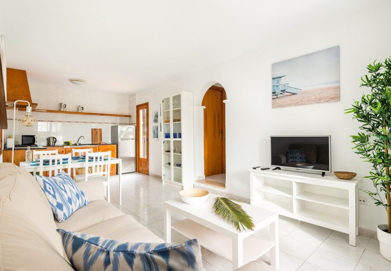 Ferienwohnung in Cala Blanca - Apartamento tipo duplex con piscina y barbacoa comunitaria.