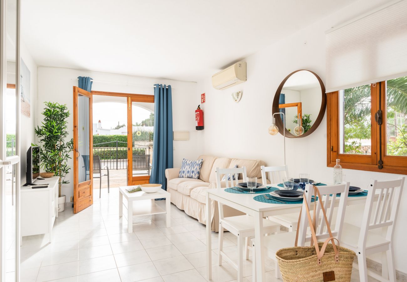 Ferienwohnung in Cala Blanca - Duplex-Wohnung mit Gemeinschaftspool und Grill.