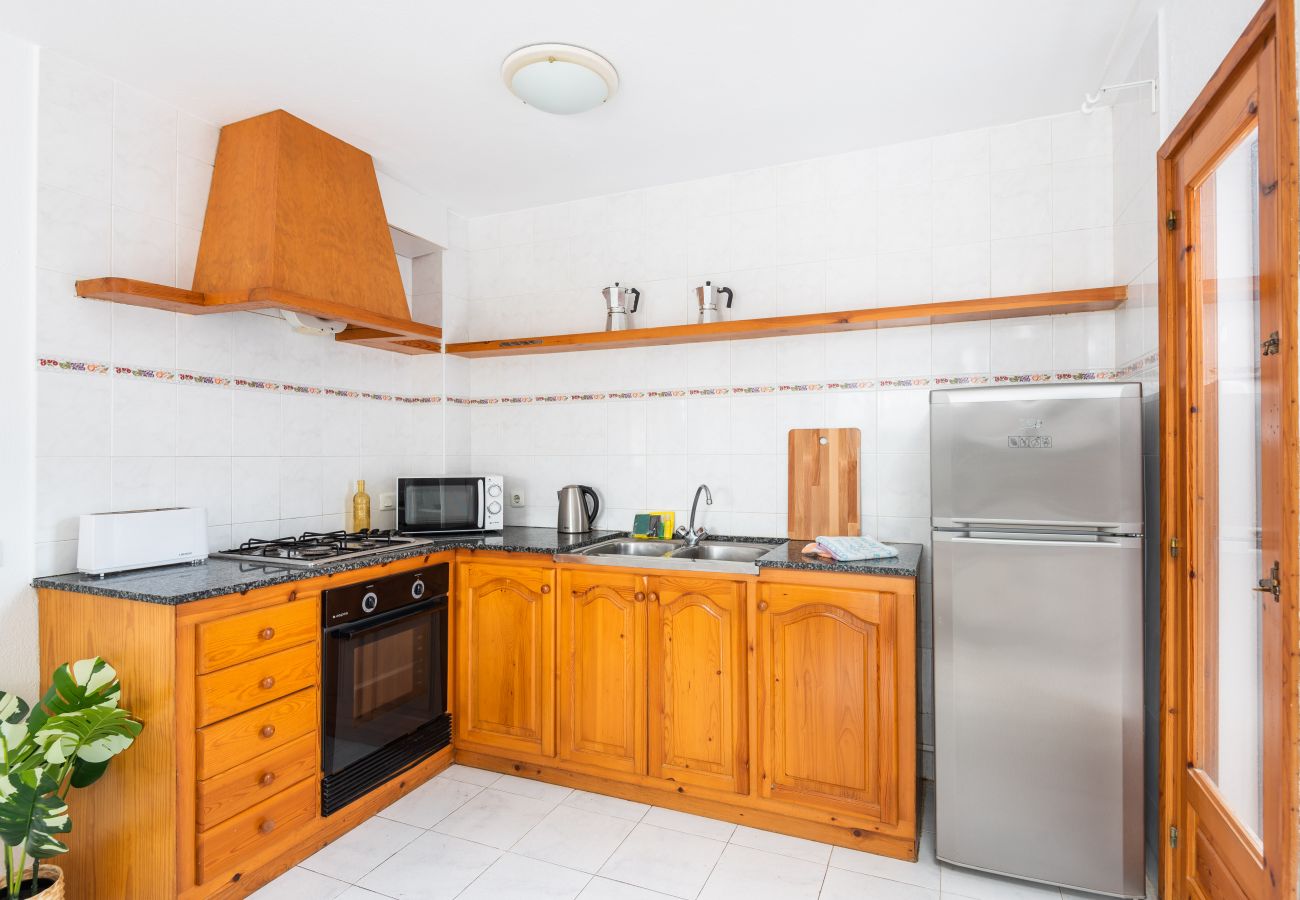 Ferienwohnung in Cala Blanca - Duplex-Wohnung mit Gemeinschaftspool und Grill.
