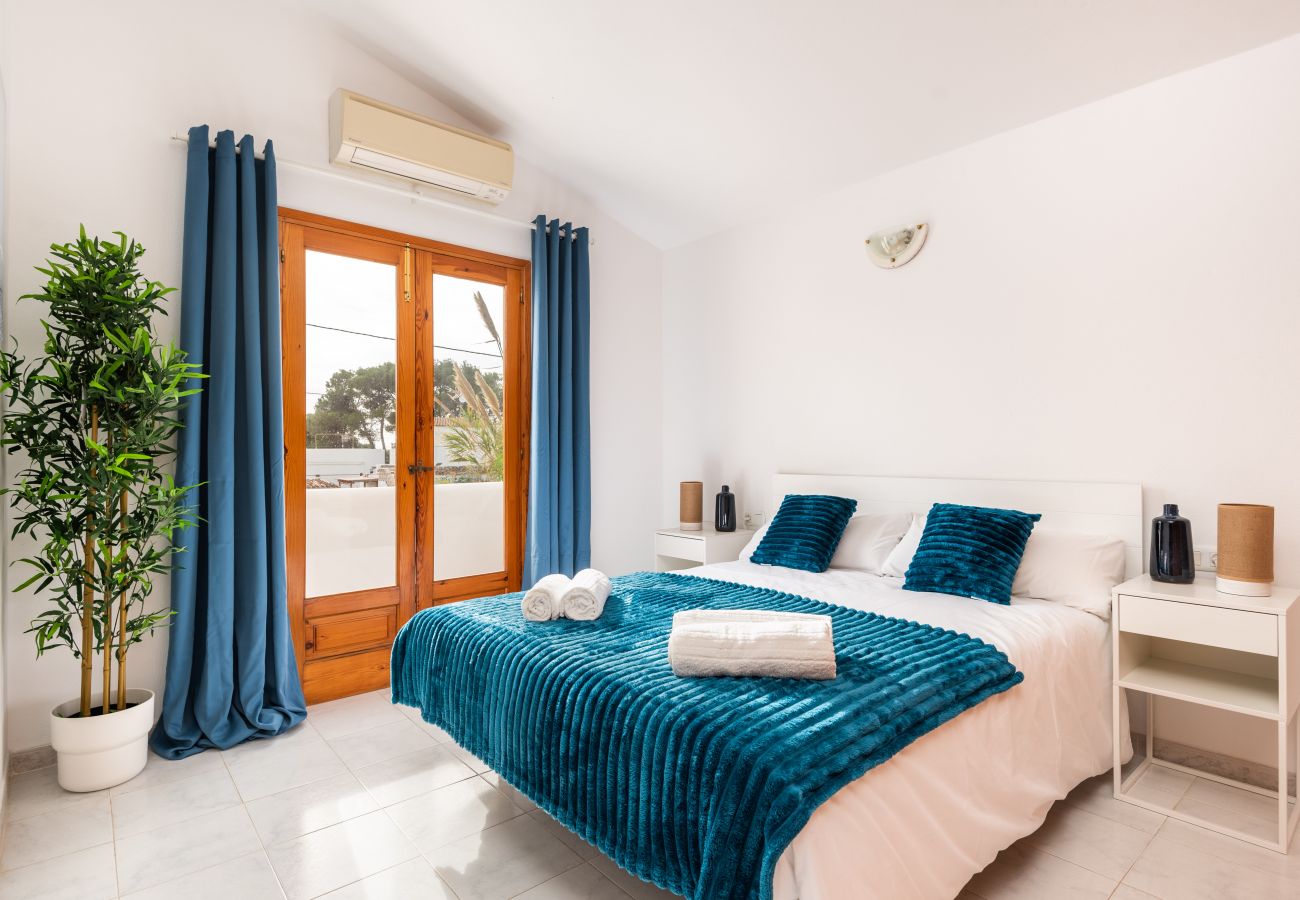 Ferienwohnung in Cala Blanca - Duplex-Wohnung mit Gemeinschaftspool und Grill.