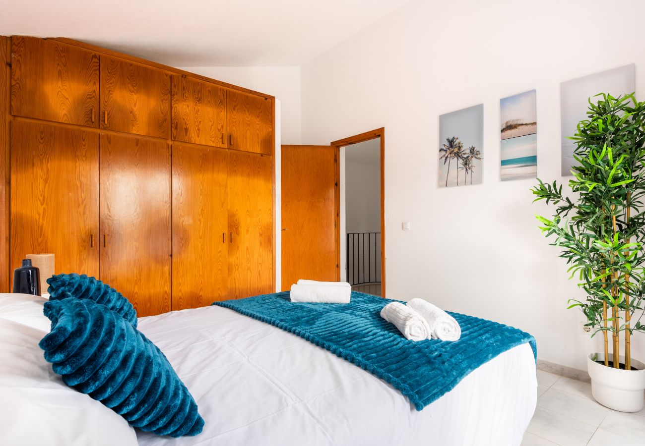 Ferienwohnung in Cala Blanca - Duplex-Wohnung mit Gemeinschaftspool und Grill.
