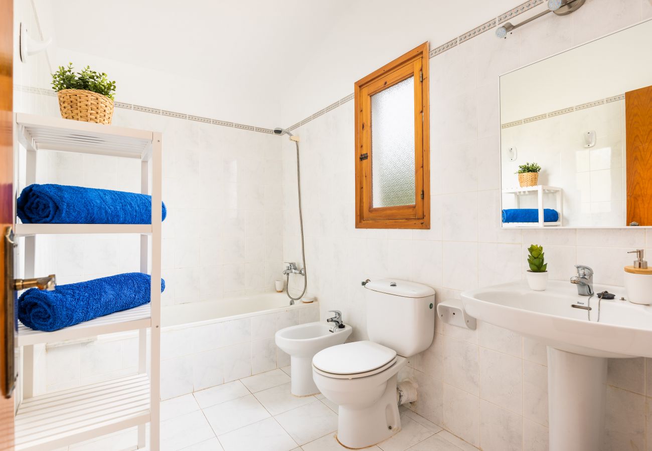 Ferienwohnung in Cala Blanca - Duplex-Wohnung mit Gemeinschaftspool und Grill.