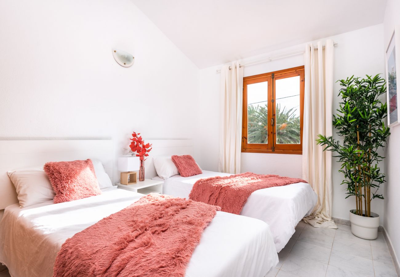 Ferienwohnung in Cala Blanca - Duplex-Wohnung mit Gemeinschaftspool und Grill.