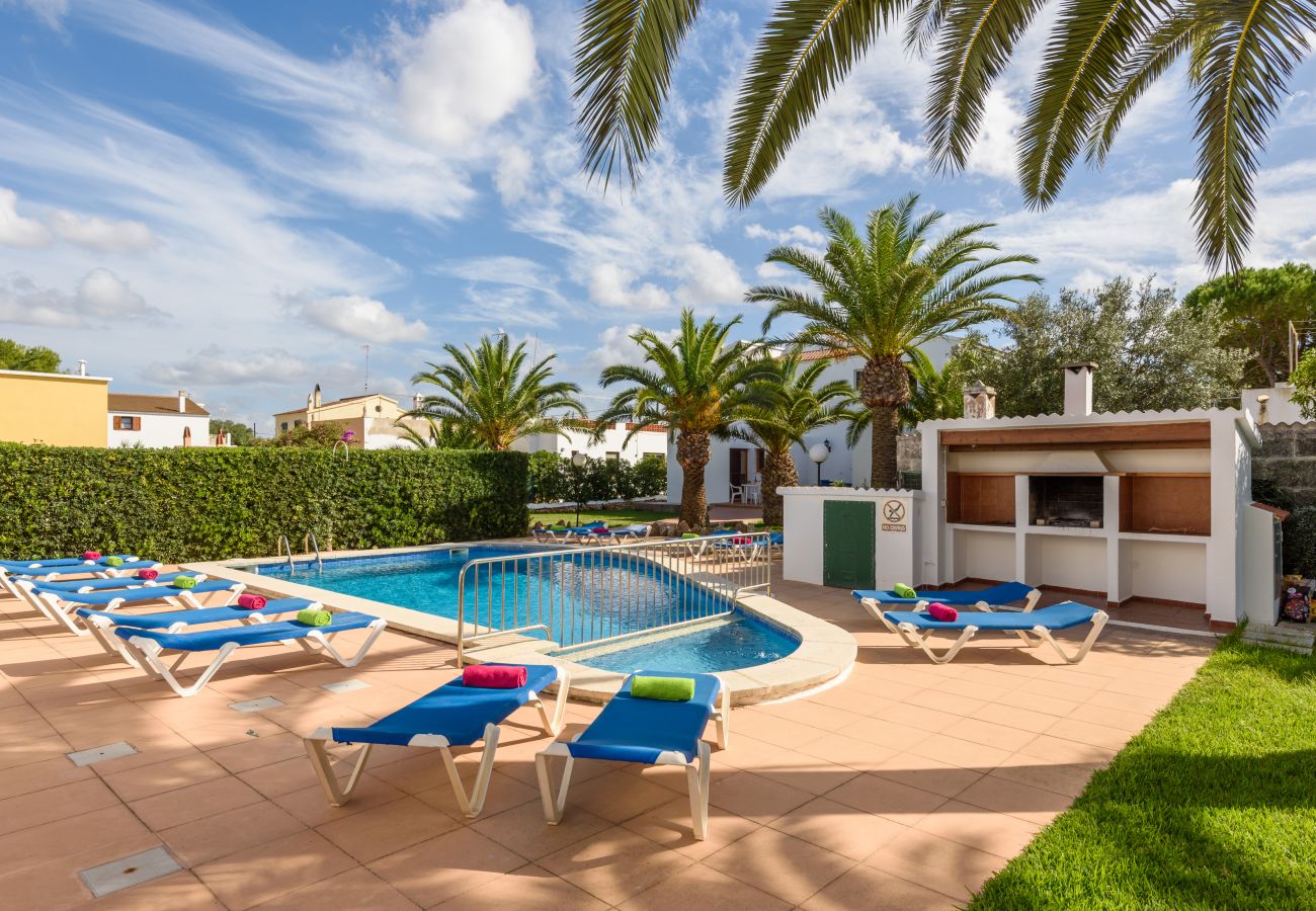 Ferienwohnung in Cala Blanca - Apartamento con piscina y barbacoa comunitaria, a 5 minutos de la Cala Santandria