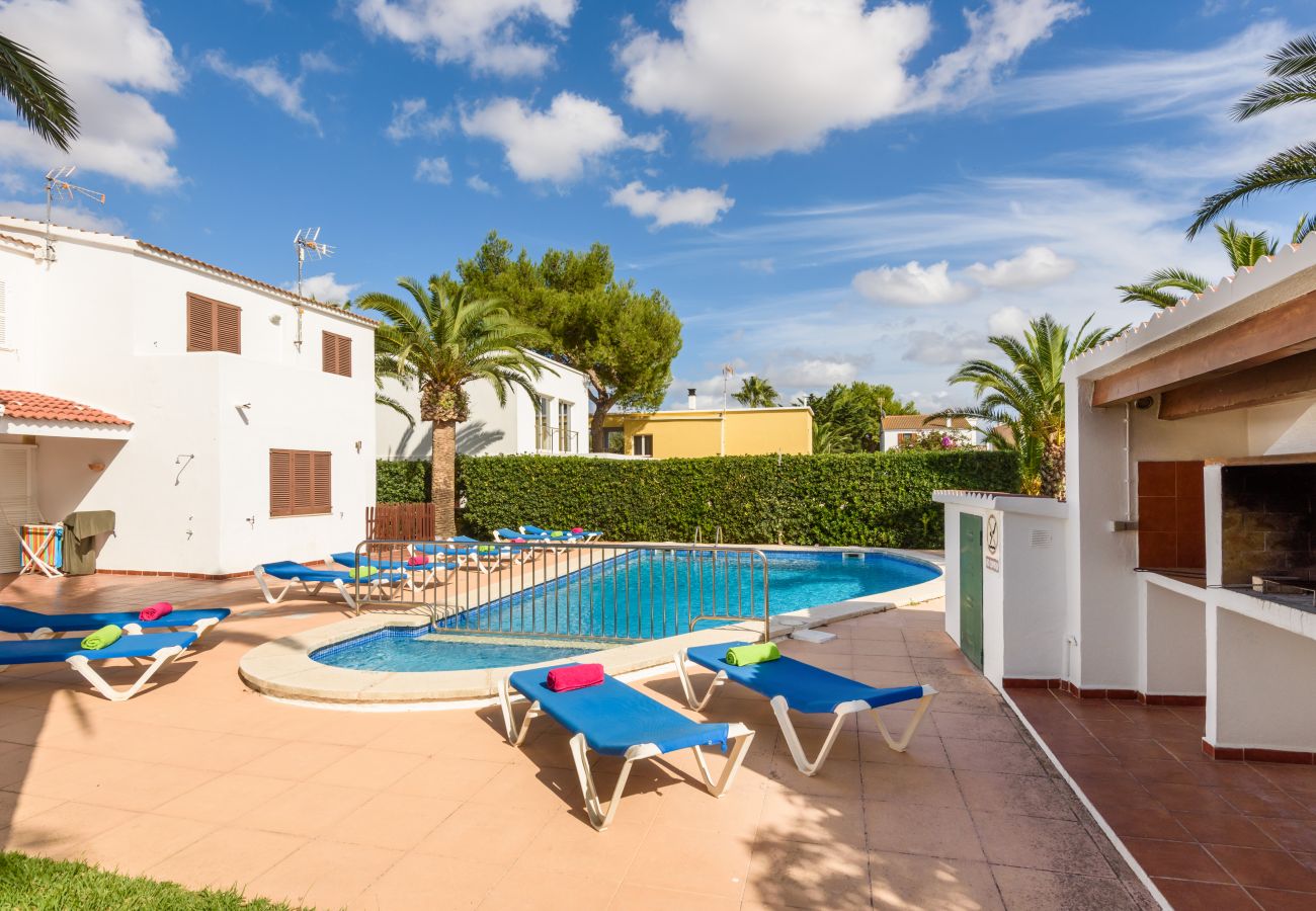 Ferienwohnung in Cala Blanca - Apartamento con piscina y barbacoa comunitaria, a 5 minutos de la Cala Santandria