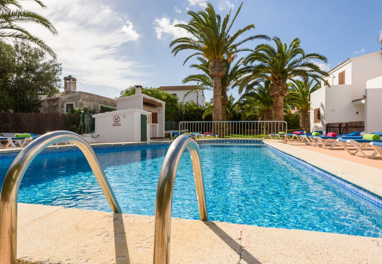 Ferienwohnung in Cala Blanca - Apartamento con piscina y barbacoa comunitaria, a 5 minutos de la Cala Santandria