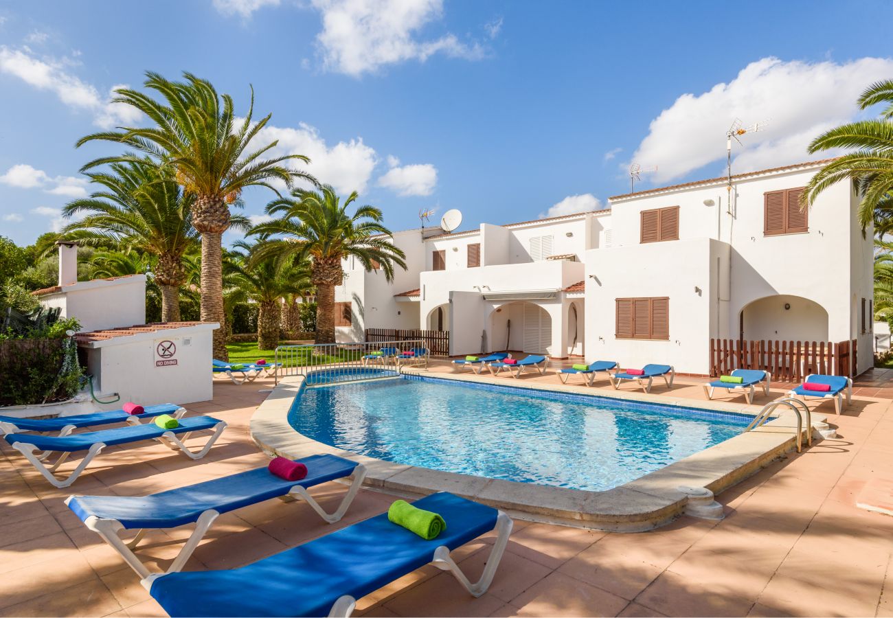 Ferienwohnung in Cala Blanca - Apartamento con piscina y barbacoa comunitaria, a 5 minutos de la Cala Santandria