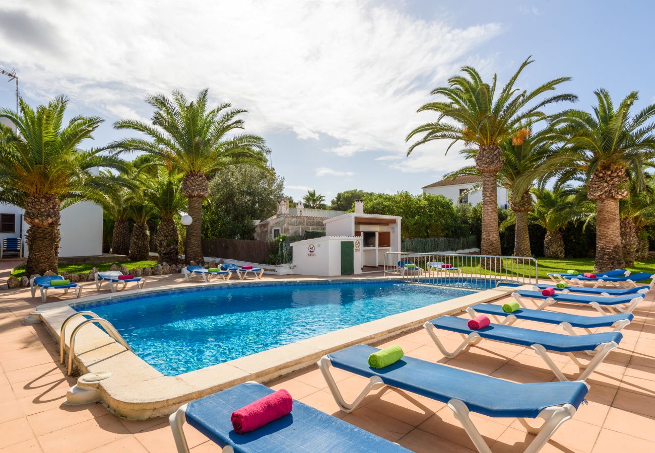 Ferienwohnung in Cala Blanca - Apartamento con piscina y barbacoa comunitaria, a 5 minutos de la Cala Santandria