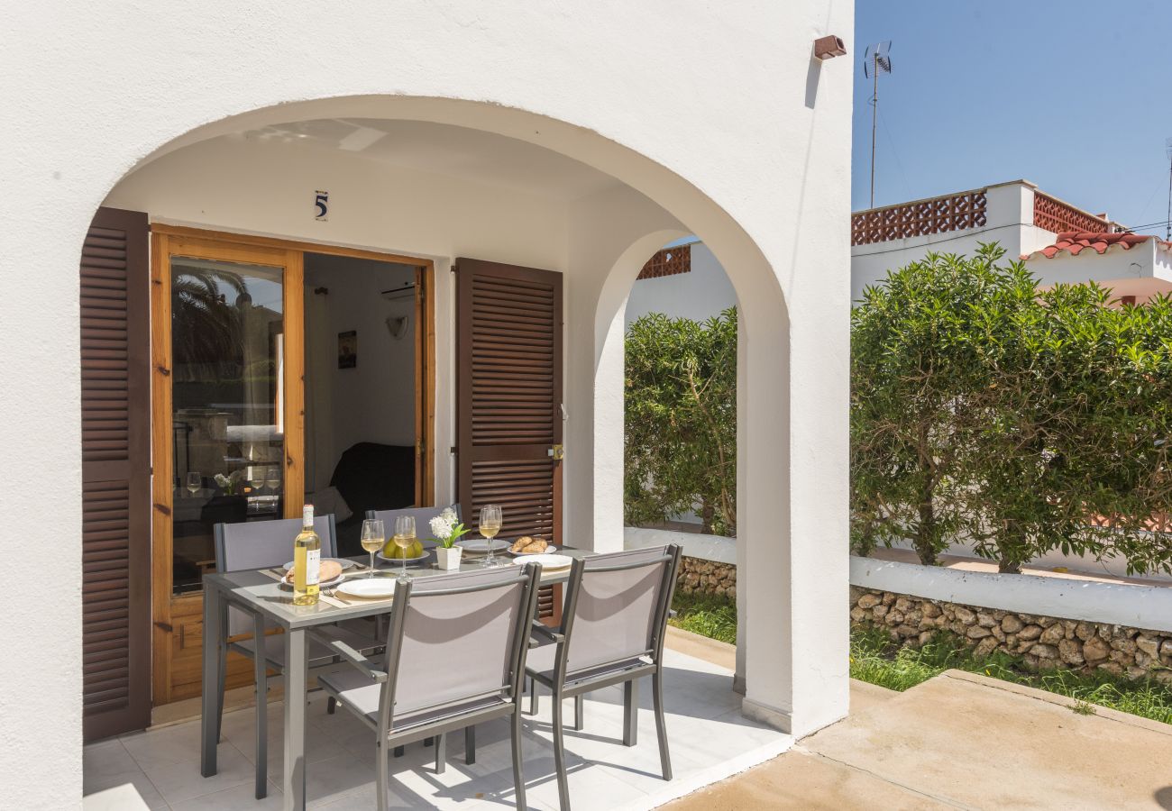 Ferienwohnung in Cala Blanca - Apartamento con piscina y barbacoa comunitaria, a 5 minutos de la Cala Santandria