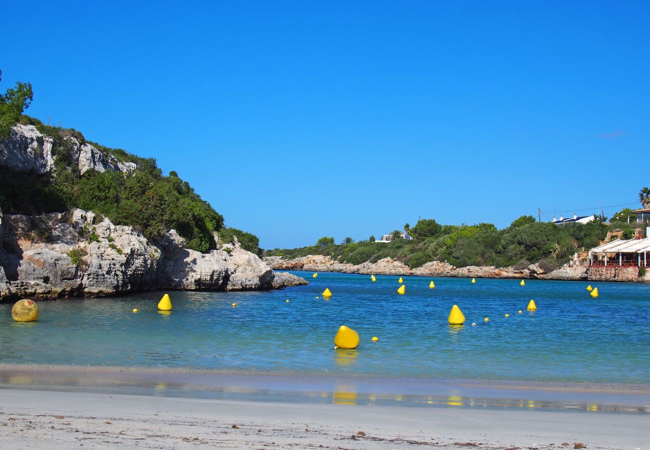 Ferienwohnung in Cala Blanca - Apartamento con piscina y barbacoa comunitaria, a 5 minutos de la Cala Santandria