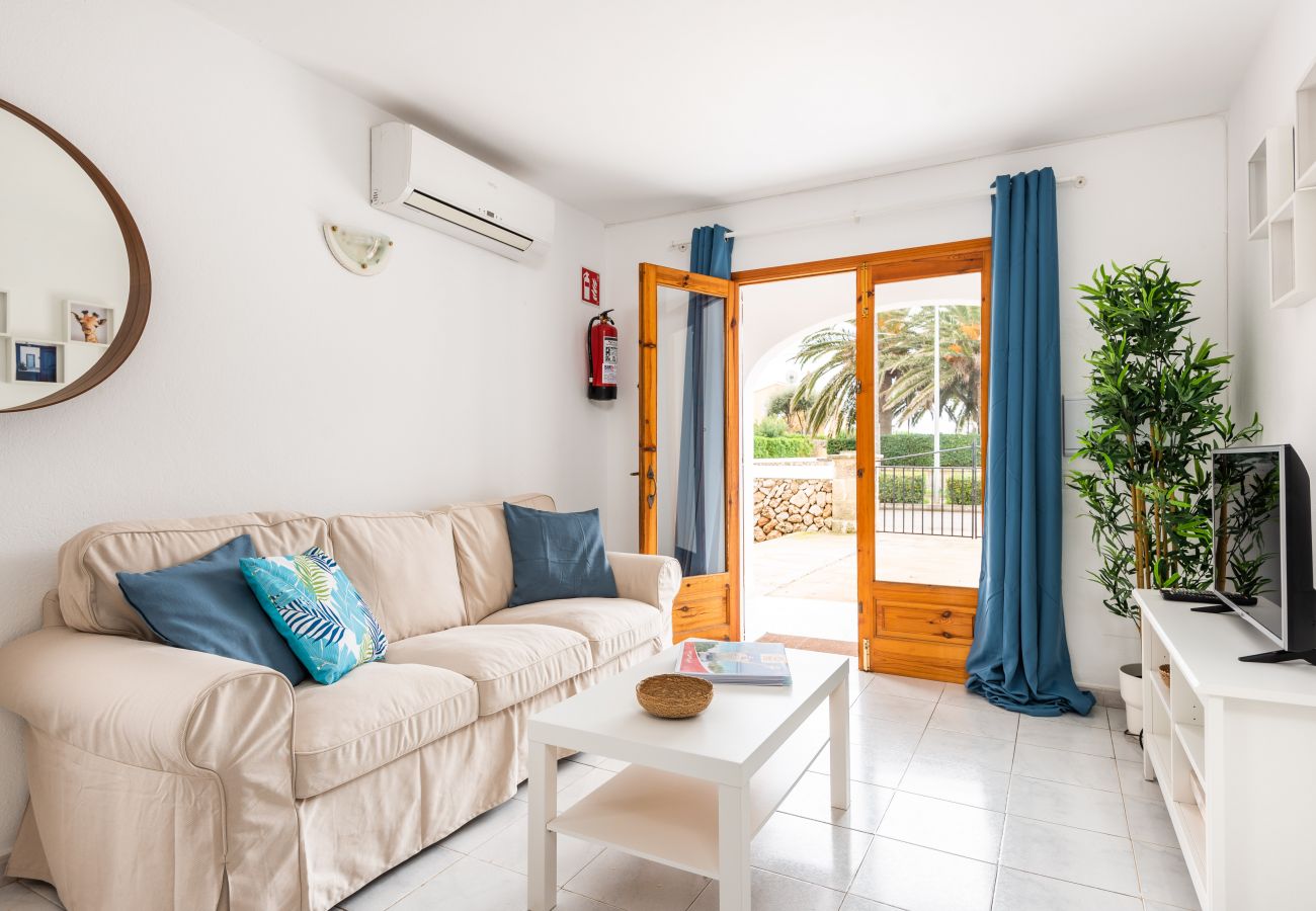 Ferienwohnung in Cala Blanca - Apartamento con piscina y barbacoa comunitaria, a 5 minutos de la Cala Santandria