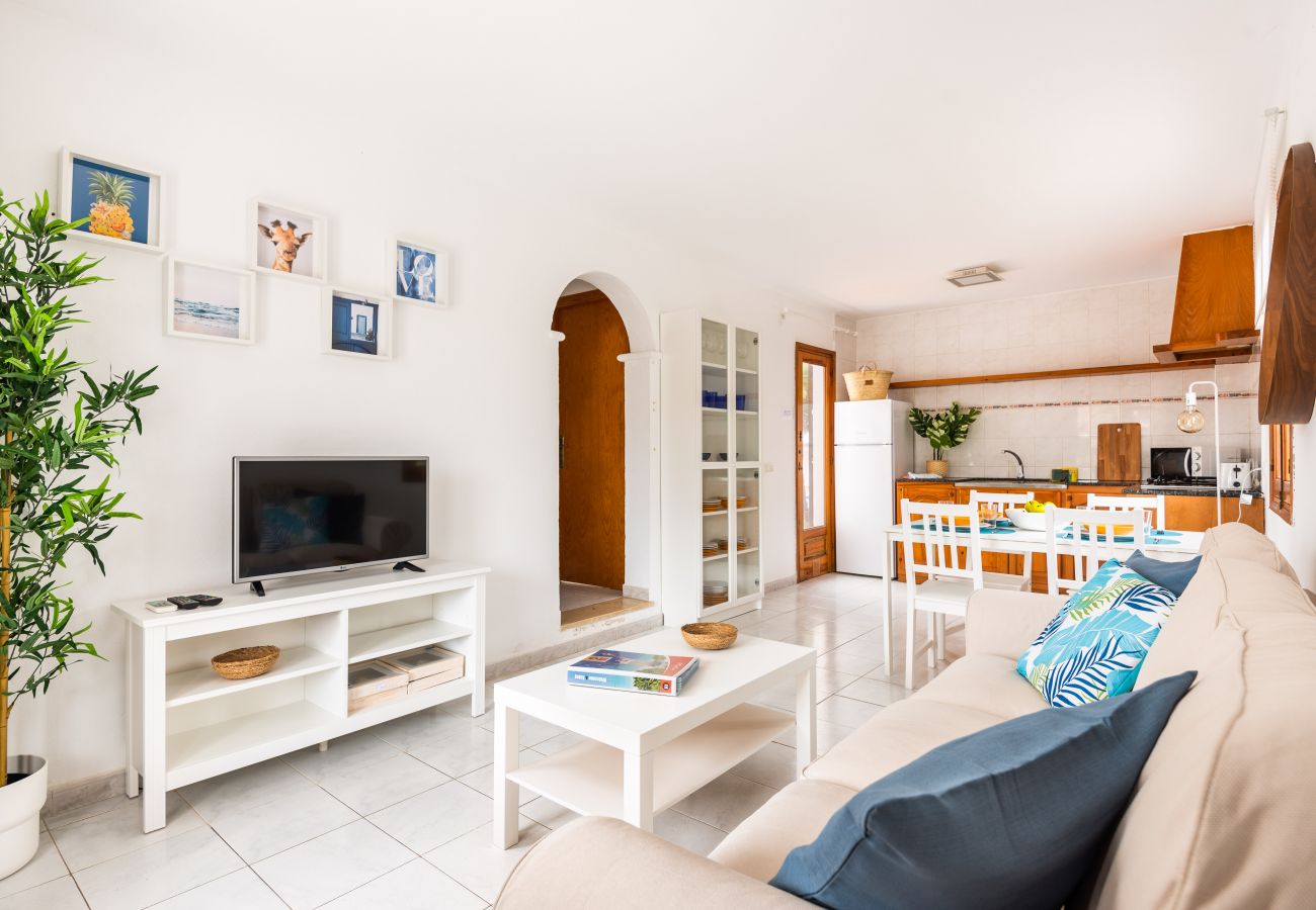 Ferienwohnung in Cala Blanca - Apartamento con piscina y barbacoa comunitaria, a 5 minutos de la Cala Santandria