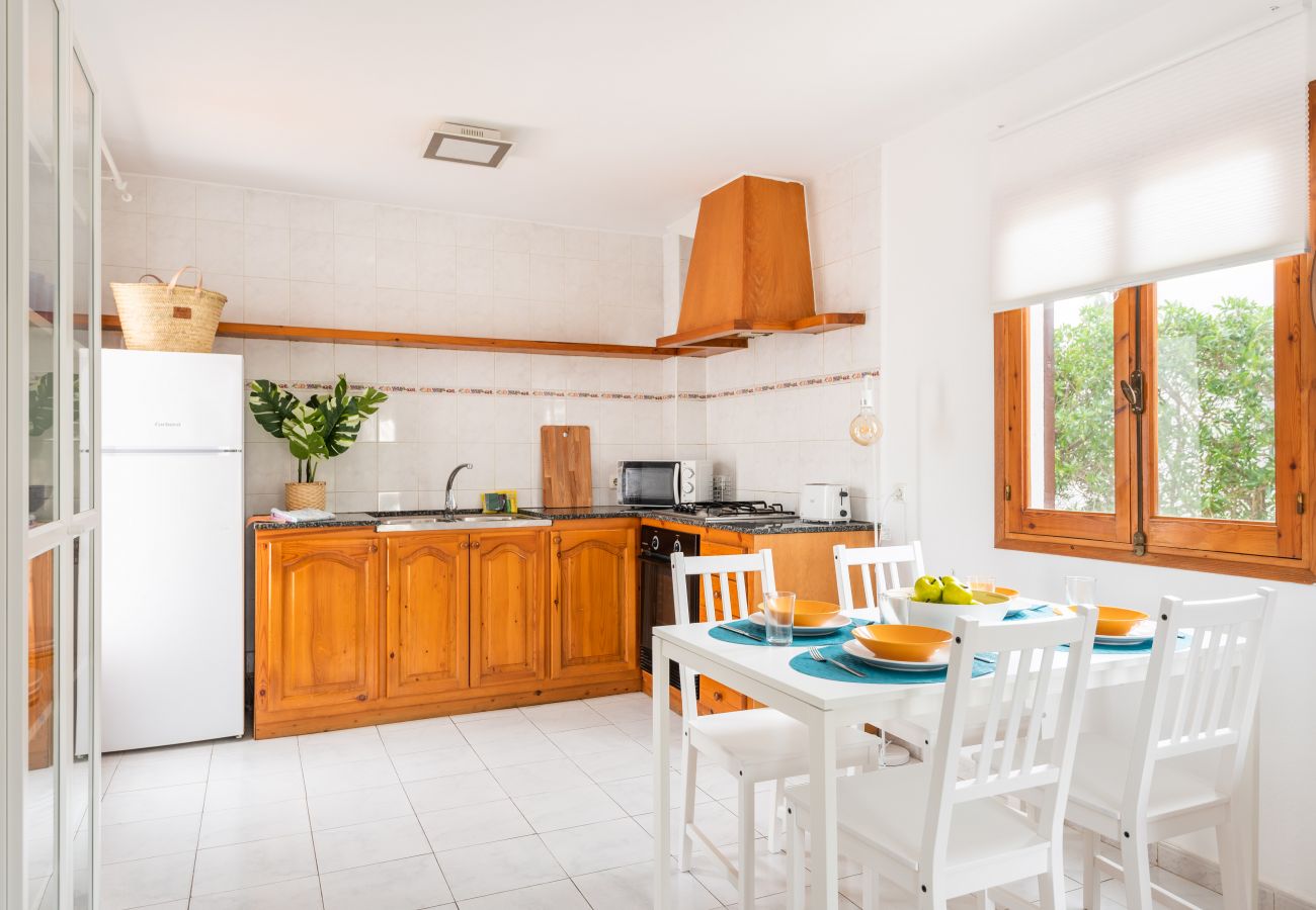 Ferienwohnung in Cala Blanca - Apartamento con piscina y barbacoa comunitaria, a 5 minutos de la Cala Santandria