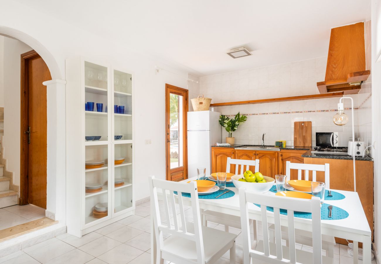 Ferienwohnung in Cala Blanca - Apartamento con piscina y barbacoa comunitaria, a 5 minutos de la Cala Santandria