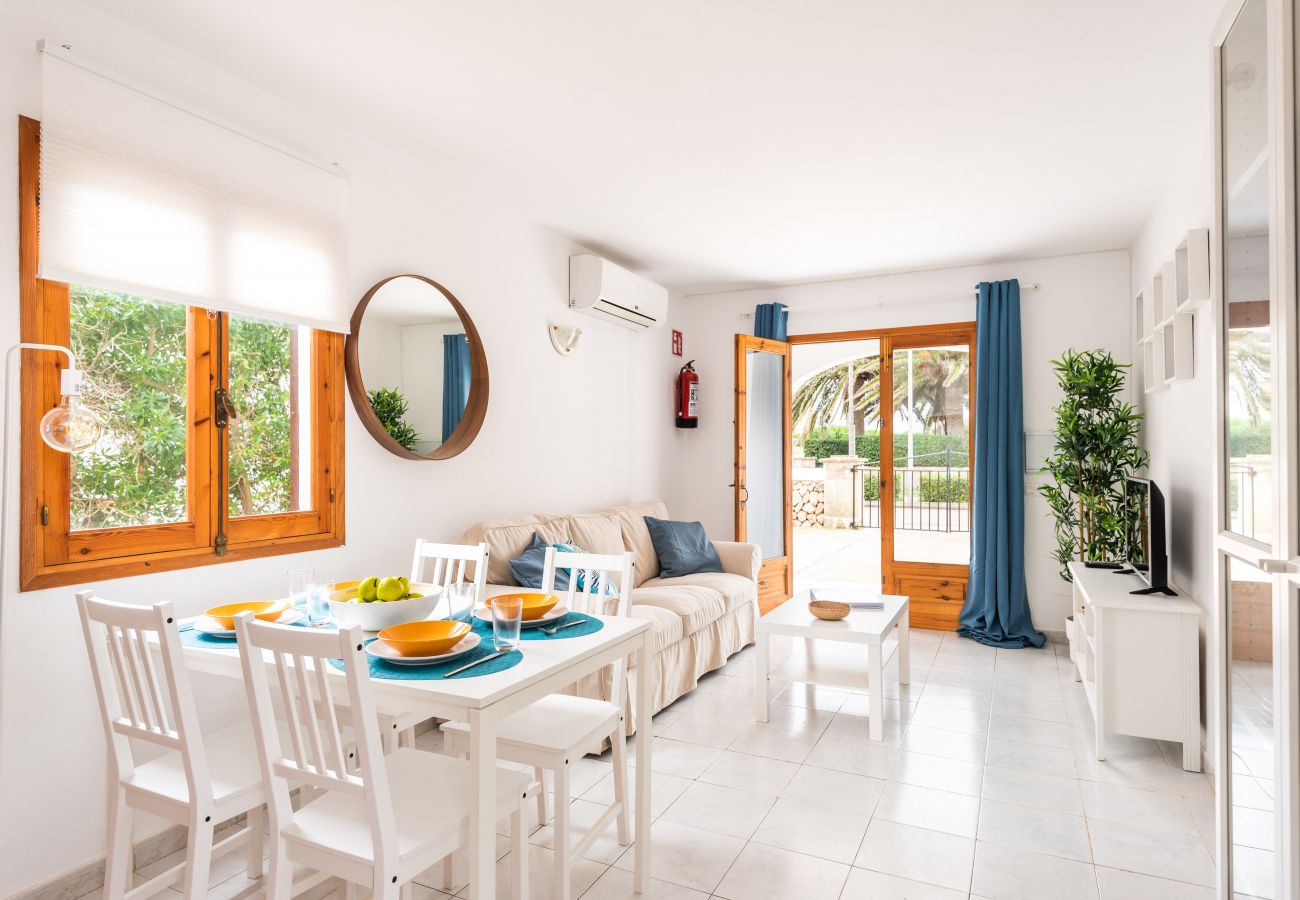 Ferienwohnung in Cala Blanca - Apartamento con piscina y barbacoa comunitaria, a 5 minutos de la Cala Santandria