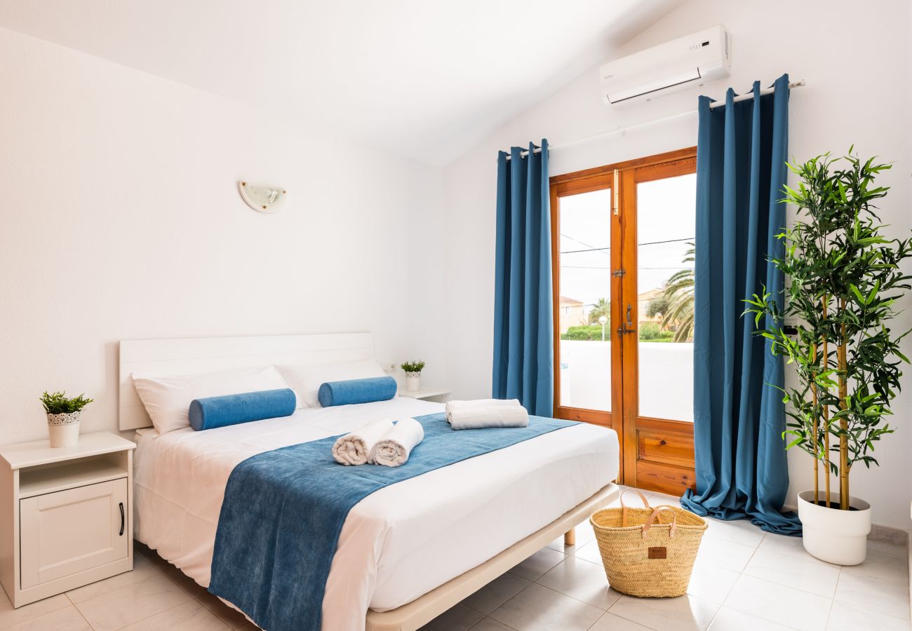 Ferienwohnung in Cala Blanca - Apartamento con piscina y barbacoa comunitaria, a 5 minutos de la Cala Santandria