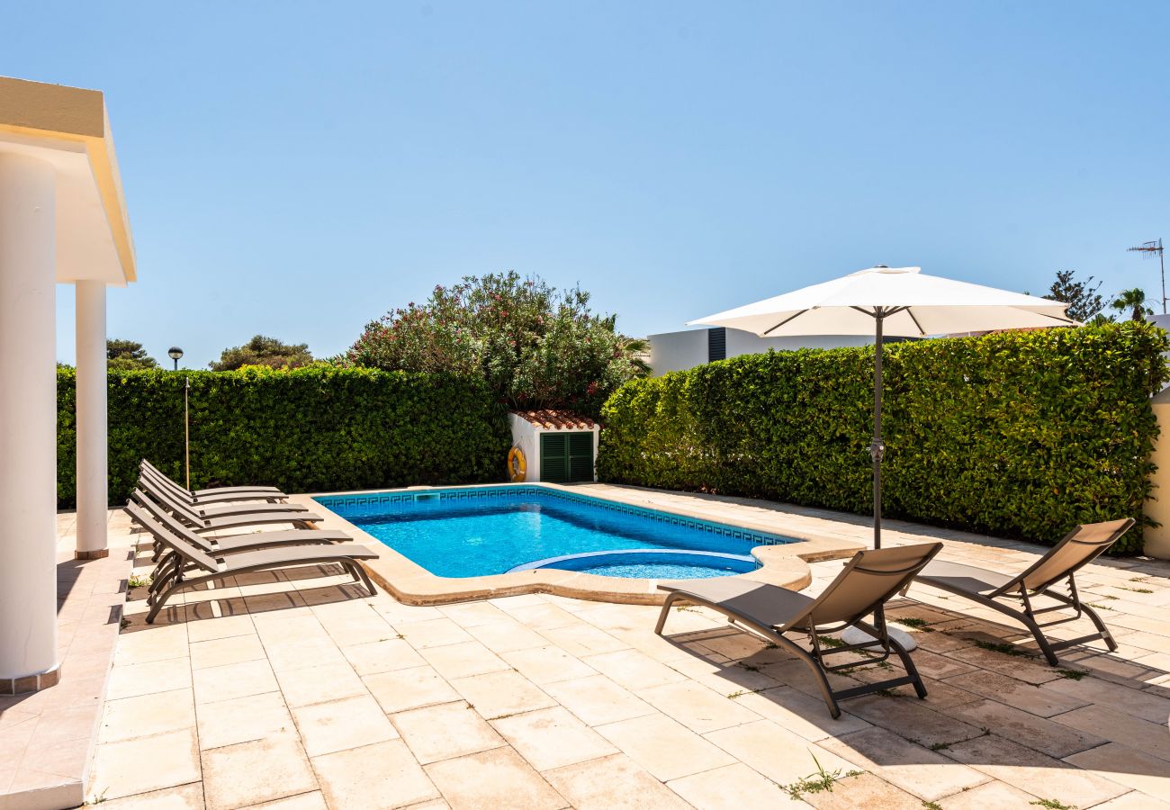 Villa in Cala Blanca - Villa mit 4 Schlafzimmern