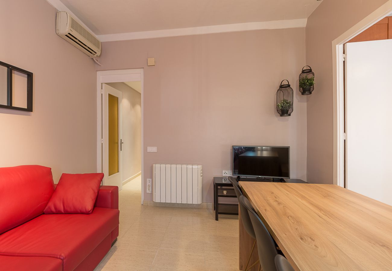 modernes Wohnzimmer der Wohnung Plaza España in Barcelona für den Urlaub