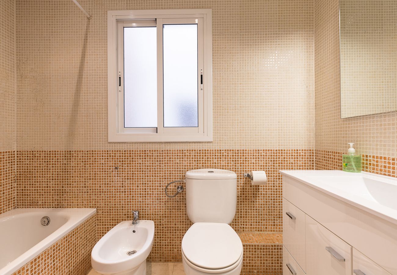 Badezimmer mit Badewanne, komplett, praktisch im Haus Plaza España Barcelona