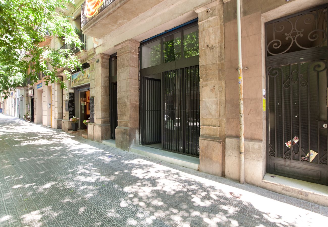 Ferienwohnung in Barcelona - Family DELUXE amplio piso con terraza y piscina en Barcelona centro