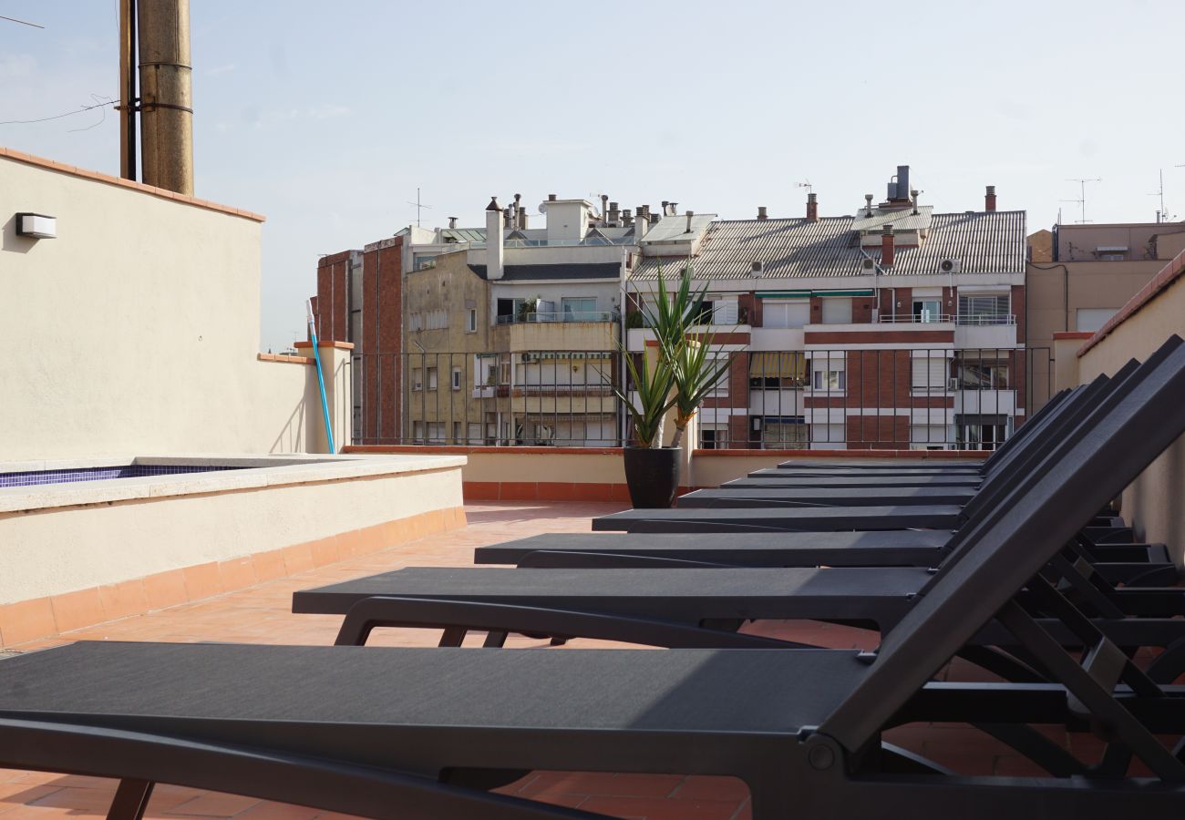 Ferienwohnung in Barcelona - DELUXE piso en alquiler con terraza y piscina en Barcelona centro