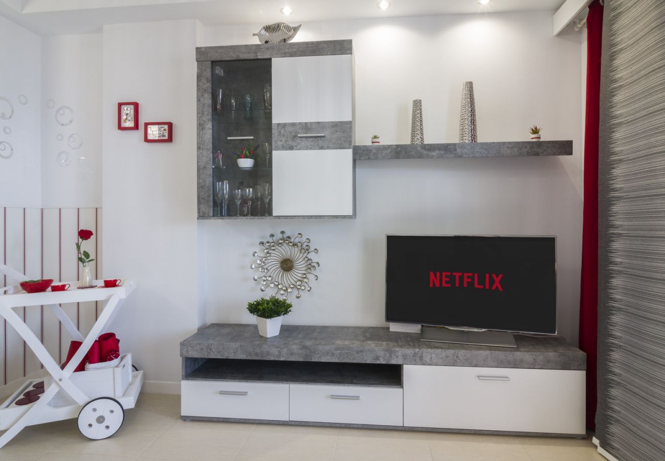 Ferienwohnung in Bajamar - HomeForGuest APT MIT MEERESBLICK, BARBEQUE, GYM