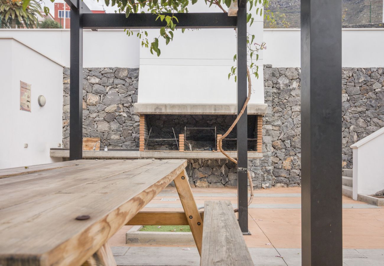 Ferienwohnung in Bajamar - HomeForGuest APT MIT MEERESBLICK, BARBEQUE, GYM