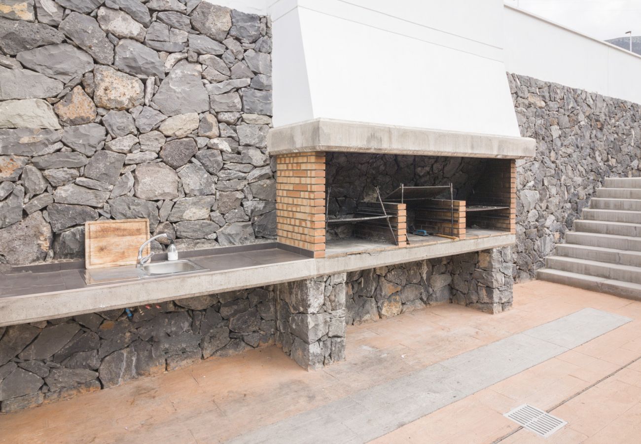 Ferienwohnung in Bajamar - HomeForGuest APT MIT MEERESBLICK, BARBEQUE, GYM