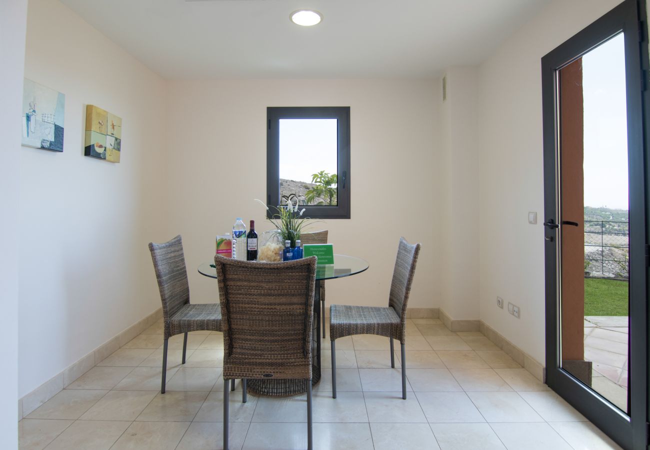 Villa in San Bartolomé de Tirajana - HomeForGuest Salobre Golf Villa, Pool, Wifi, atemberaubende Aussicht