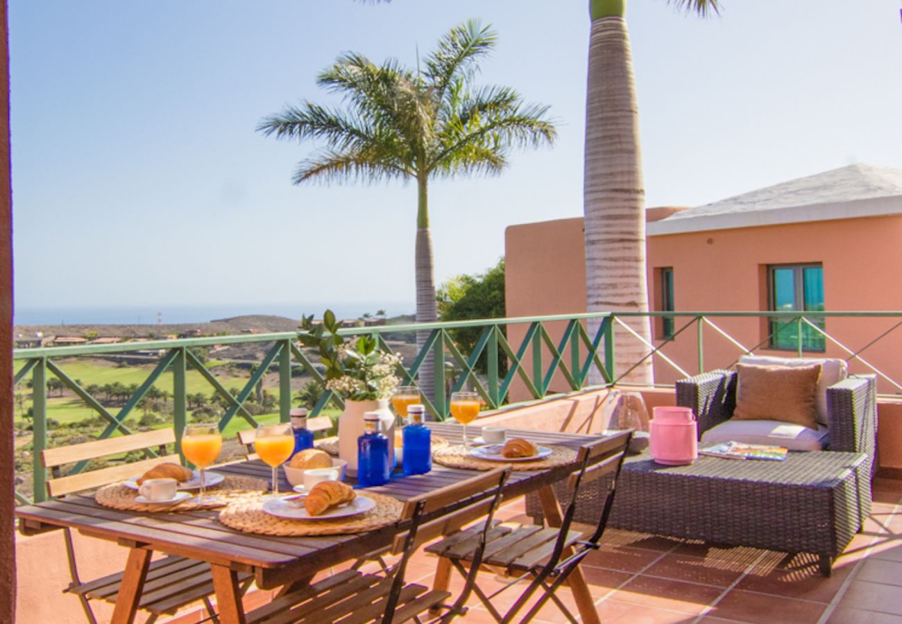 Villa in San Bartolomé de Tirajana - HomeForGuest Salobre Villa, 5PAX, WIFI, POOL, GREAT VIEWS
