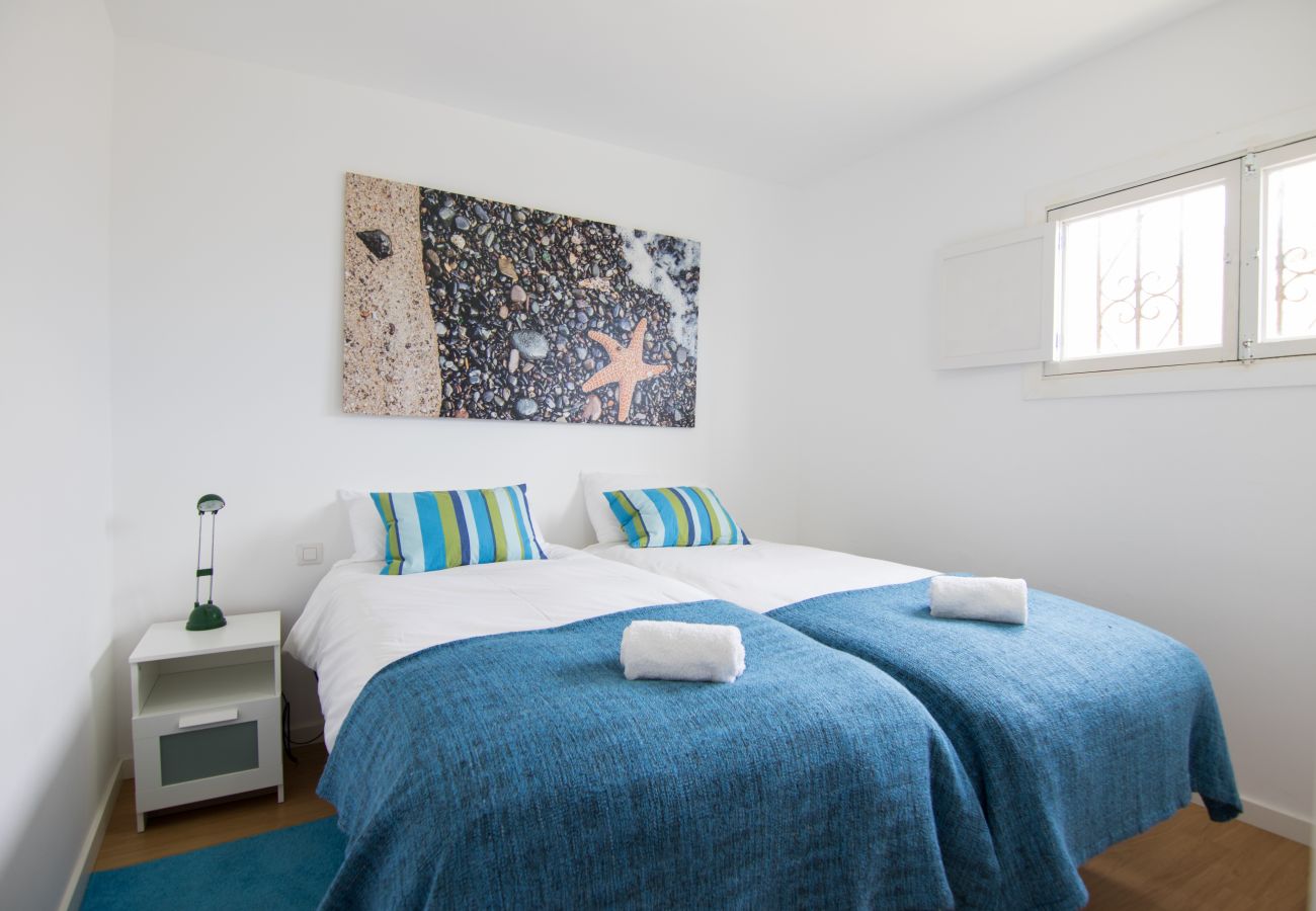Ferienwohnung in Arico - HomeForGuest  20 SCHRITTE VOM MEER ENTFERNT, EL PORIS MIT MEERBLICK 