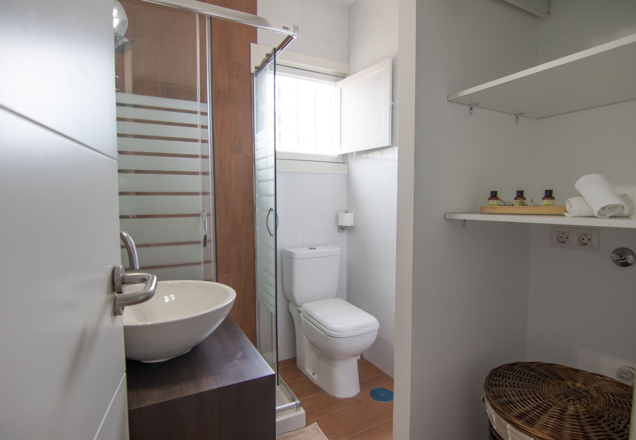 Ferienwohnung in Arico - HomeForGuest  20 SCHRITTE VOM MEER ENTFERNT, EL PORIS MIT MEERBLICK 