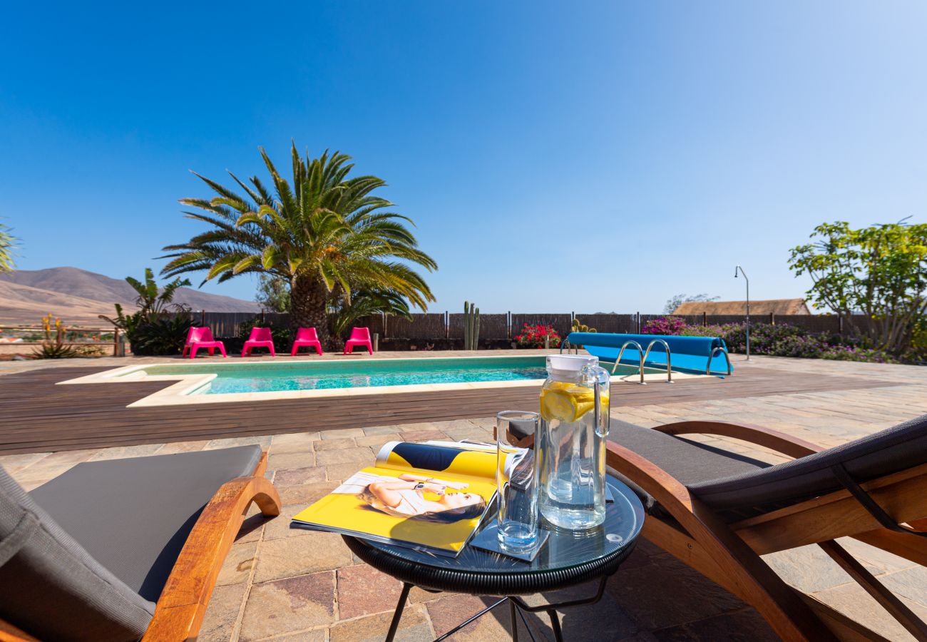 Villa in Antigua - Fuerteventura - HomeForGuest Casa Atlanntes: beheiztes Schwimmbad, 4000m² Garten - HomeForGuest 