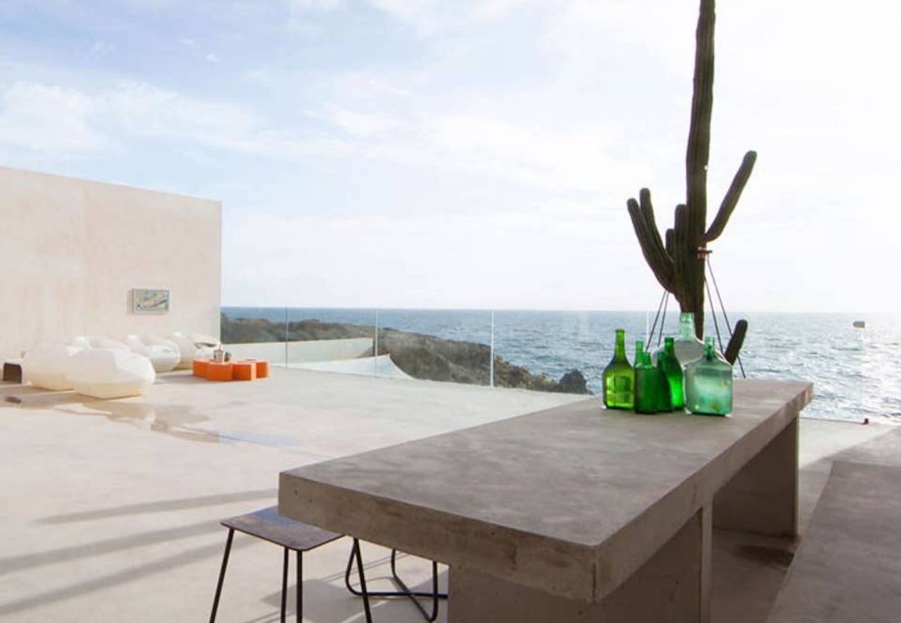 Ferienwohnung in Arico - HomeForGuest NextDoor Oasis: Wasserfront, Terrasse, Naturpool - HomeForGuest