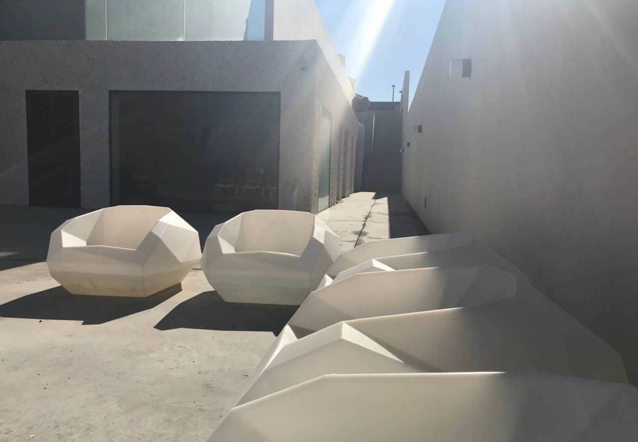 Ferienwohnung in Arico - HomeForGuest NextDoor Oasis: Wasserfront, Terrasse, Naturpool - HomeForGuest