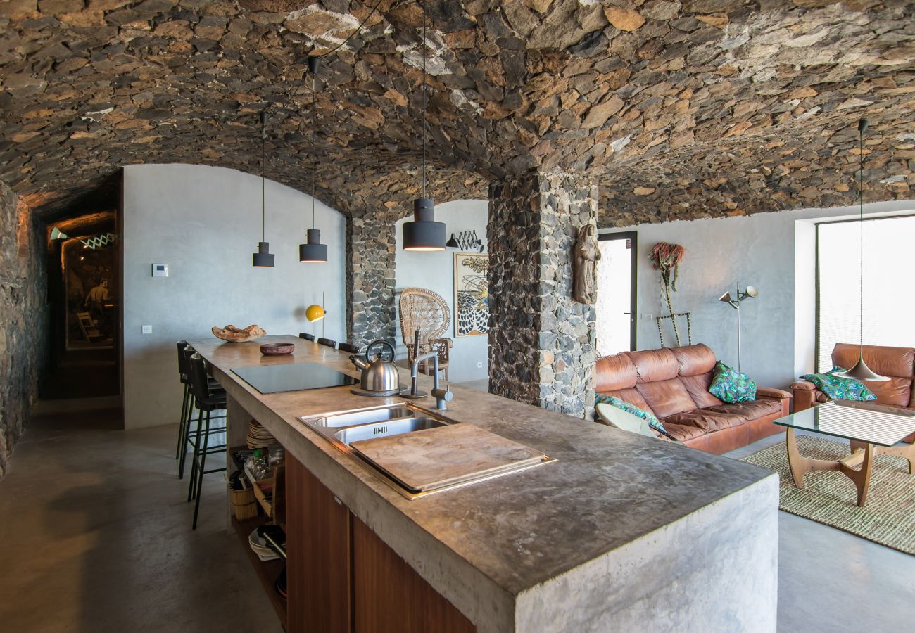 Ferienwohnung in Arico - HomeForGuest NextDoor Oasis: Wasserfront, Terrasse, Naturpool - HomeForGuest