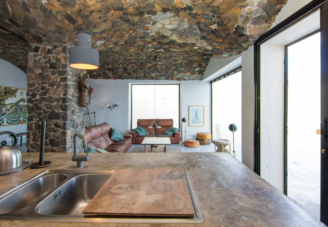 Ferienwohnung in Arico - HomeForGuest NextDoor Oasis: Wasserfront, Terrasse, Naturpool - HomeForGuest