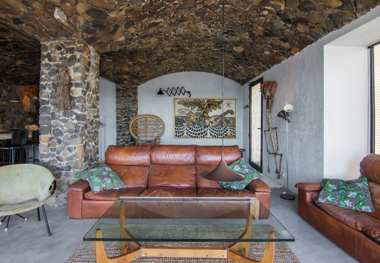 Ferienwohnung in Arico - HomeForGuest NextDoor Oasis: Wasserfront, Terrasse, Naturpool - HomeForGuest