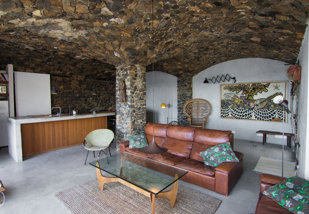 Ferienwohnung in Arico - HomeForGuest NextDoor Oasis: Wasserfront, Terrasse, Naturpool - HomeForGuest