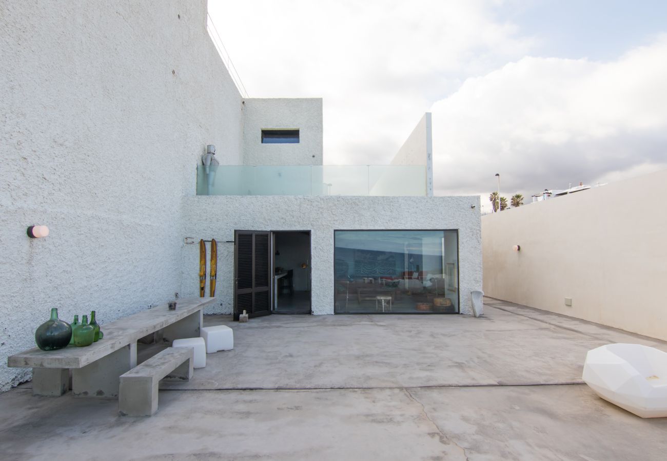 Ferienwohnung in Arico - HomeForGuest NextDoor Oasis: Wasserfront, Terrasse, Naturpool - HomeForGuest
